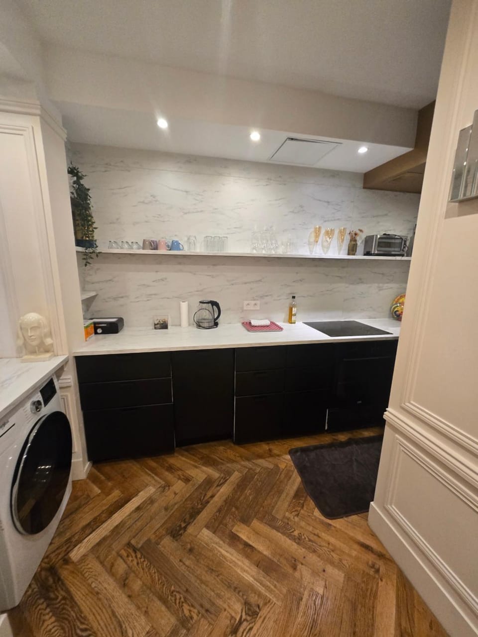 Kitchen or kitchenette, washing machine, dryer