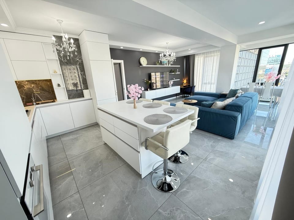 TV and multimedia, Kitchen or kitchenette, Living room, Dining area