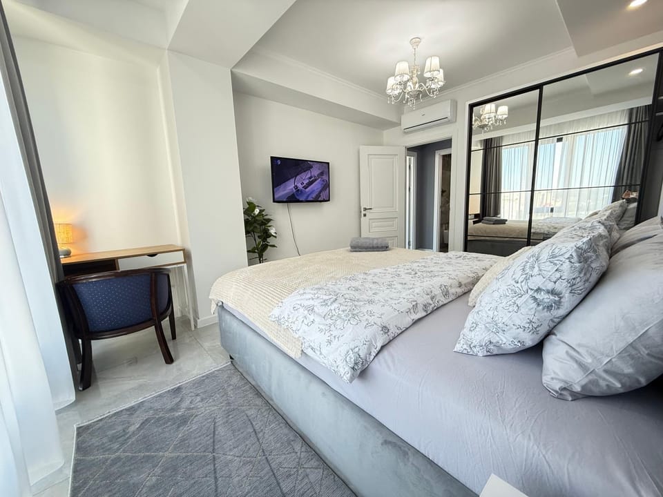 Bed, TV and multimedia, Photo of the whole room, Bedroom