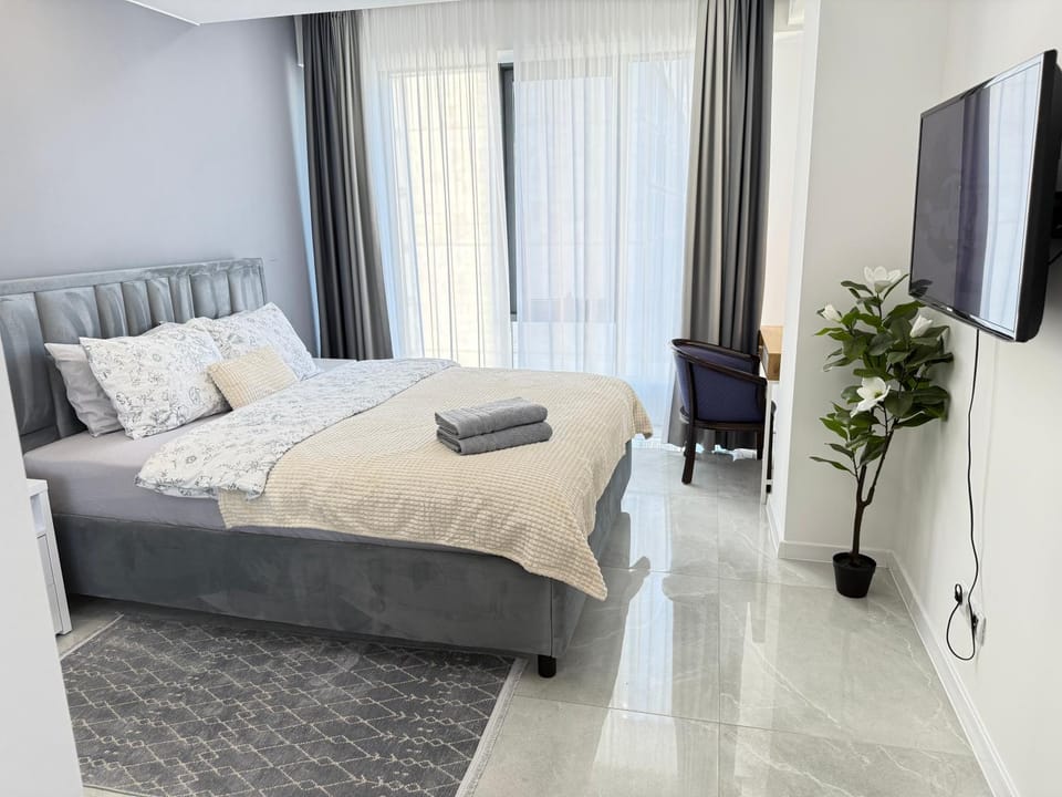 Bed, TV and multimedia, Photo of the whole room, Bedroom