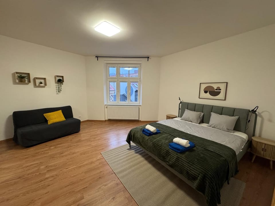 Bed, Seating area, Bedroom