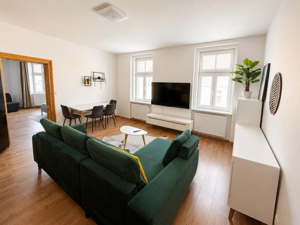 Communal lounge/ TV room, TV and multimedia, Living room, Seating area, Evening entertainment