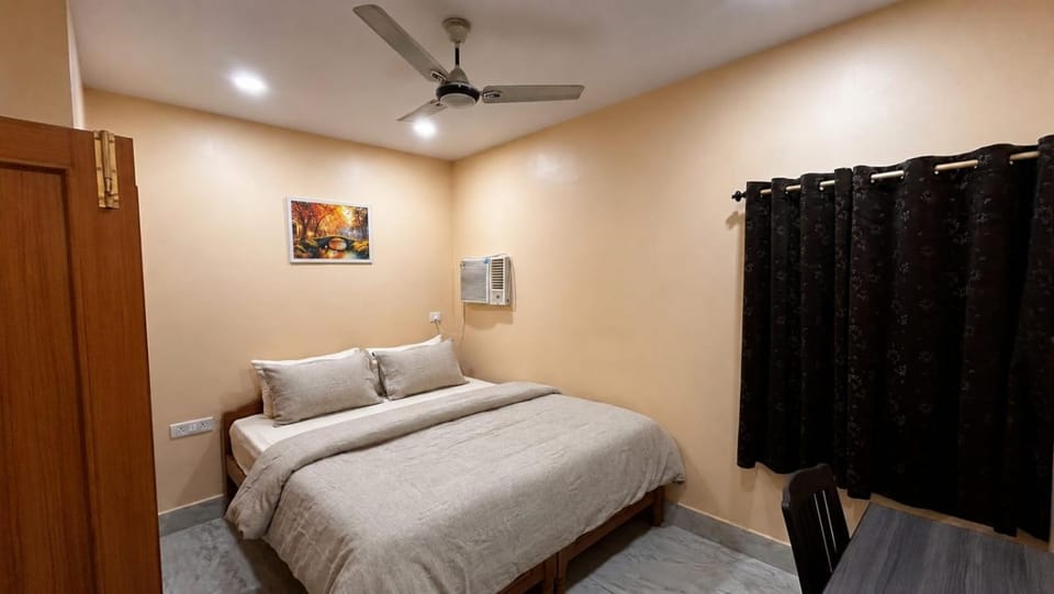 Bed, Photo of the whole room, Bedroom, air conditioner
