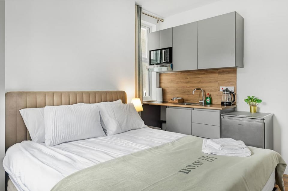 Bed, Kitchen or kitchenette, Photo of the whole room, Bedroom, towels