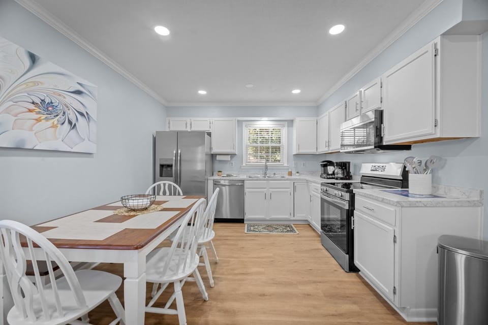 Coffee/tea facilities, Kitchen or kitchenette, Dining area, oven, stove, toaster
