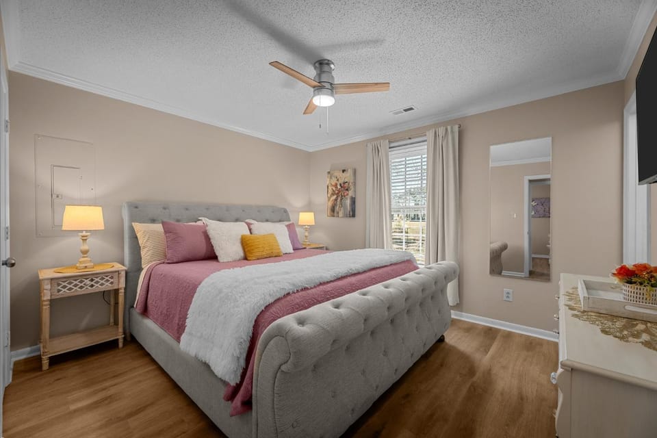 Bed, TV and multimedia, Bedroom