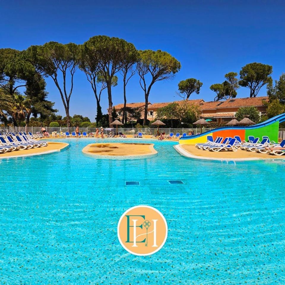 Swimming pool, sunbed