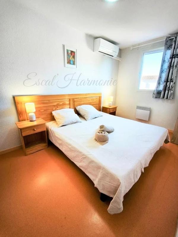 Bed, Photo of the whole room, Bedroom, towels, air conditioner