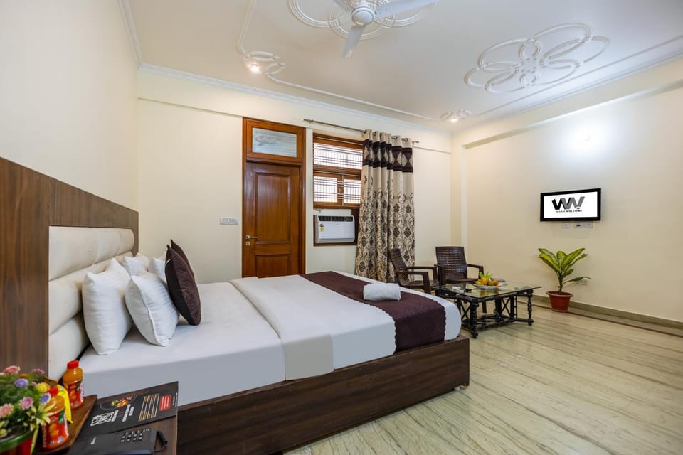 Bed, TV and multimedia, Photo of the whole room, Bedroom