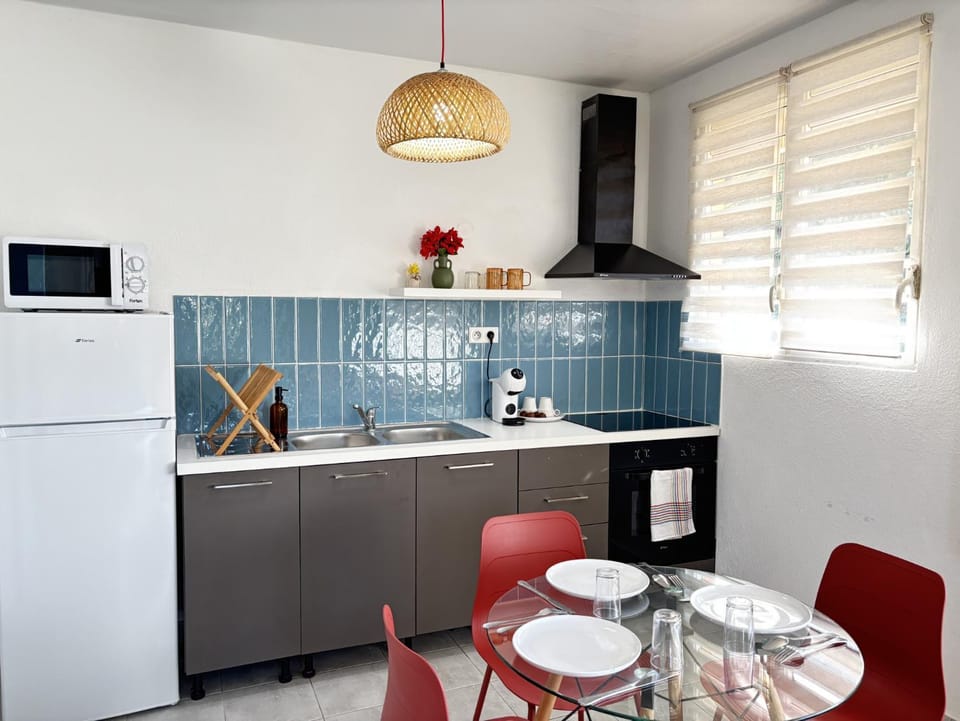 Coffee/tea facilities, Dining area, microwave, oven, stove, kitchen