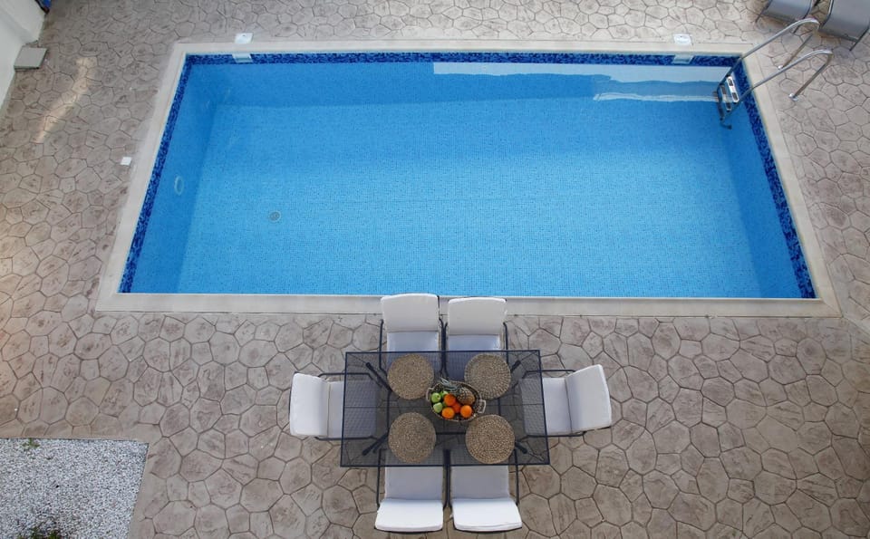 Day, Pool view