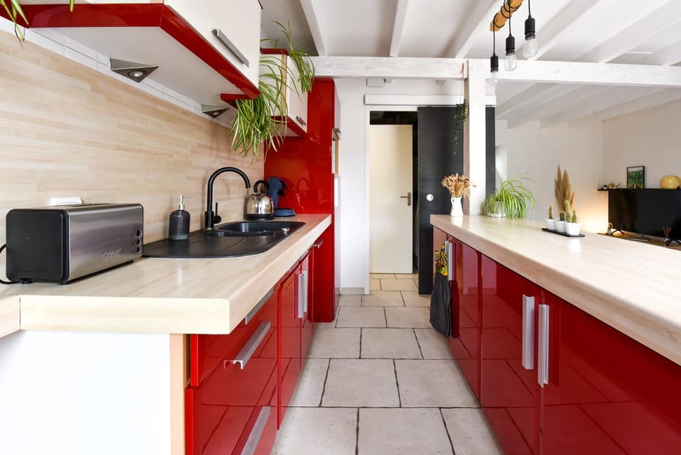 Coffee/tea facilities, Kitchen or kitchenette, microwave, oven, stove, toaster
