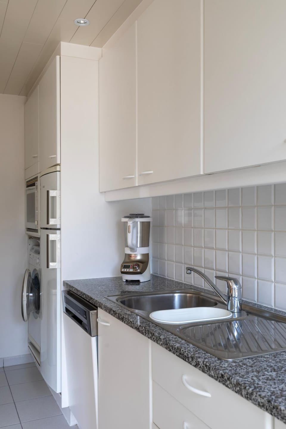 Kitchen or kitchenette, dishwasher, stove