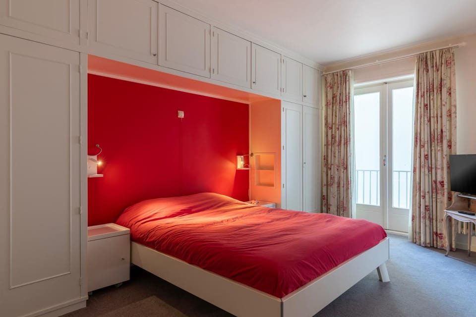 Bed, TV and multimedia, Bedroom