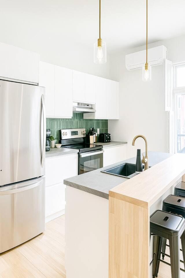 Newly Renovated - Grande-Allée - 3BR, 5 Beds Apartment in Quebec City