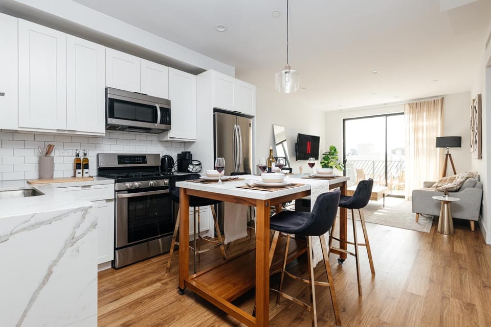 TV and multimedia, Kitchen or kitchenette, Dining area, oven, stove, toaster