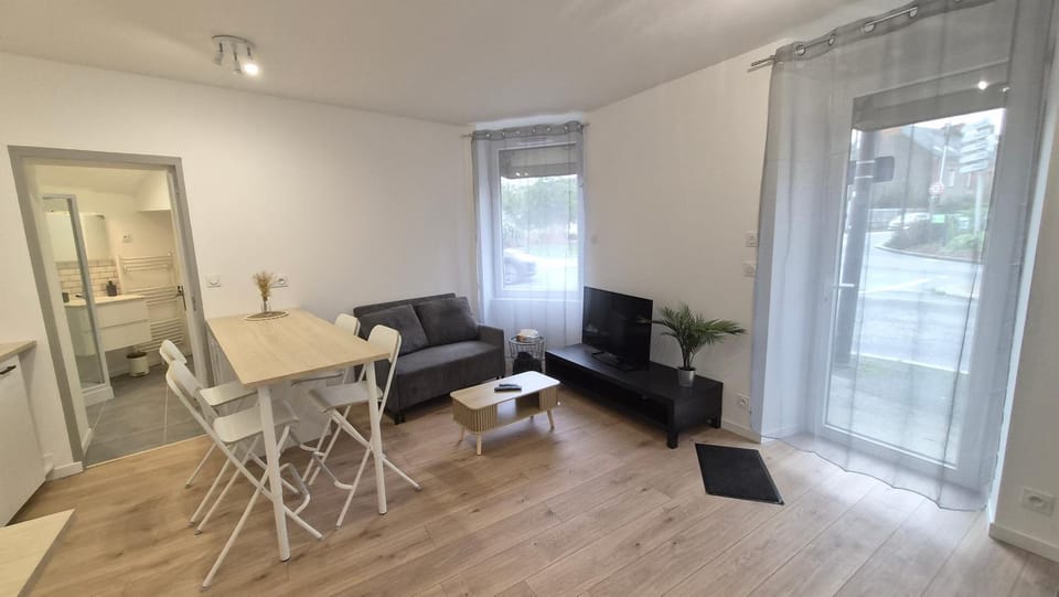 TV and multimedia, Living room, Seating area, Dining area