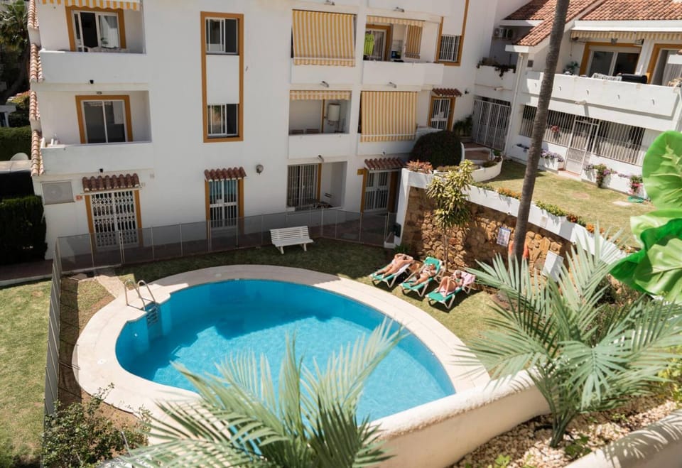 Swimming pool, sunbed