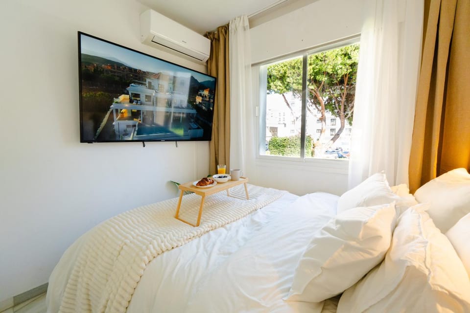 Bedroom, air conditioner