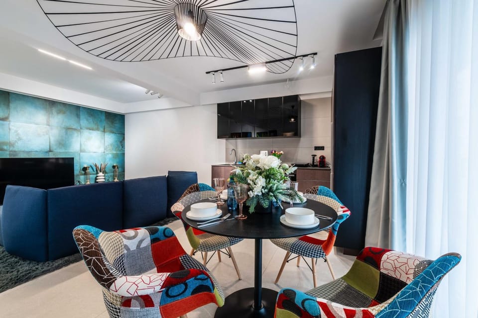 TV and multimedia, Living room, Seating area, Dining area