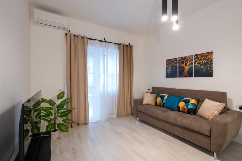 Communal lounge/ TV room, TV and multimedia, Balcony/Terrace, Living room, Decorative detail, Seating area, Floor plan, internet, air conditioner