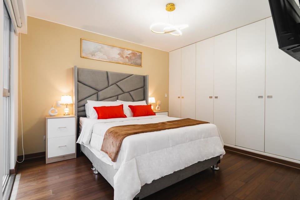 Bed, TV and multimedia, wardrobe