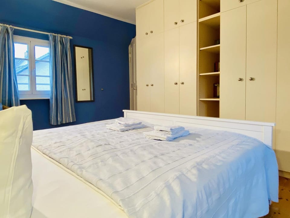 Bed, Bedroom, towels, wardrobe