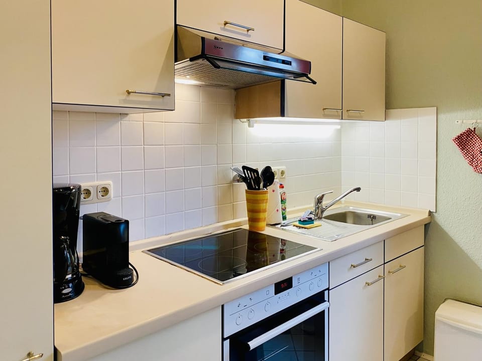 Coffee/tea facilities, dishwasher, stove, kitchen