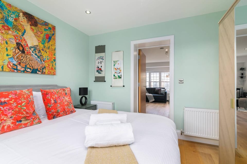 Bed, Photo of the whole room, Decorative detail, Bedroom, heating, internet, towels, wardrobe