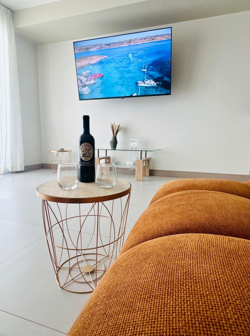 TV and multimedia, Living room, Seating area, Drinks