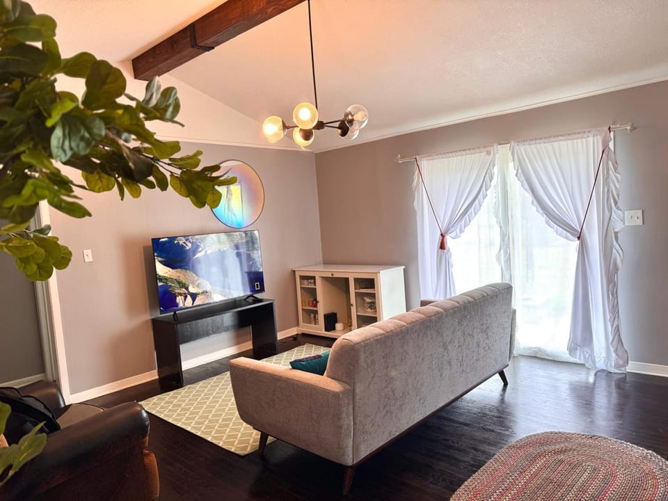MODERN LUX 3BR HOME - King Bed - 10 mins to FT HOOD - Fenced yard - WIFI - Family friendly - LONG or SHORT TERM House in Rio Grande