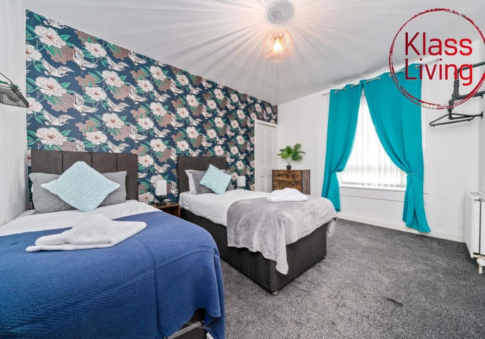 Bed, Decorative detail, Bedroom, Guests, group of guests, cot, Family
