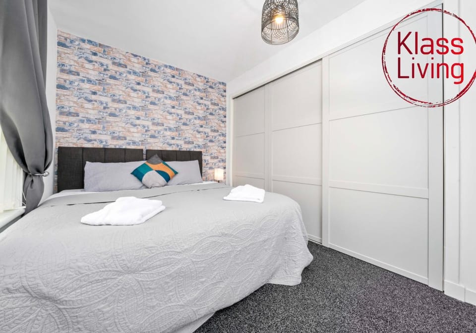 Bed, Decorative detail, Bedroom, Guests, group of guests, cot, Family