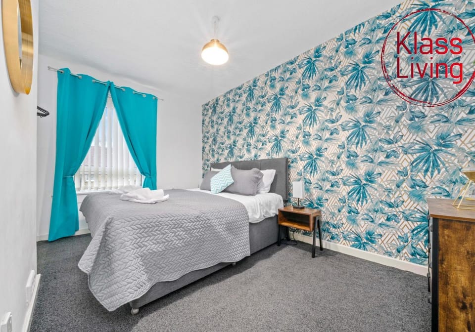 Bed, Decorative detail, Bedroom, Guests, group of guests, cot, Family