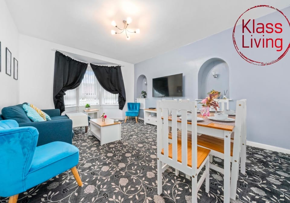 TV and multimedia, Living room, Decorative detail, Seating area, Dining area, Guests, group of guests, Family