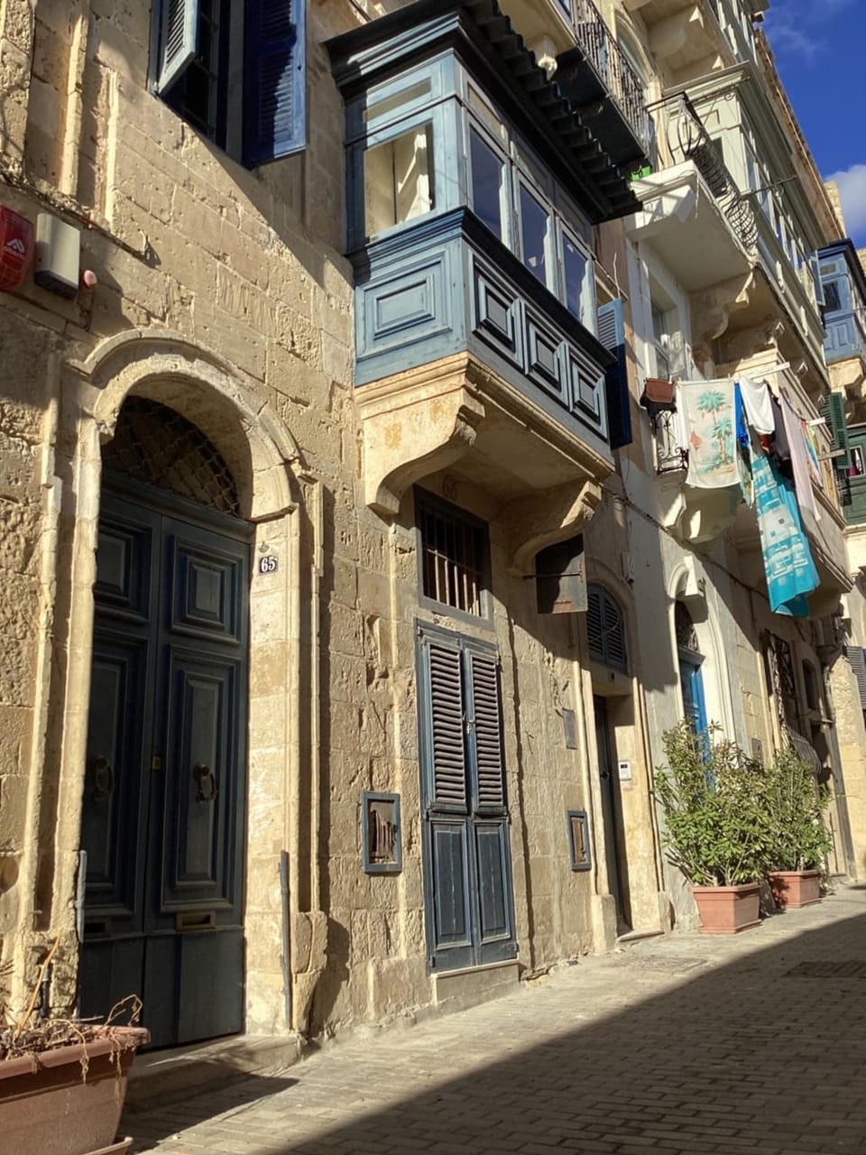 Property building, Facade/entrance, Neighbourhood, Balcony/Terrace, Balcony/Terrace, Street view
