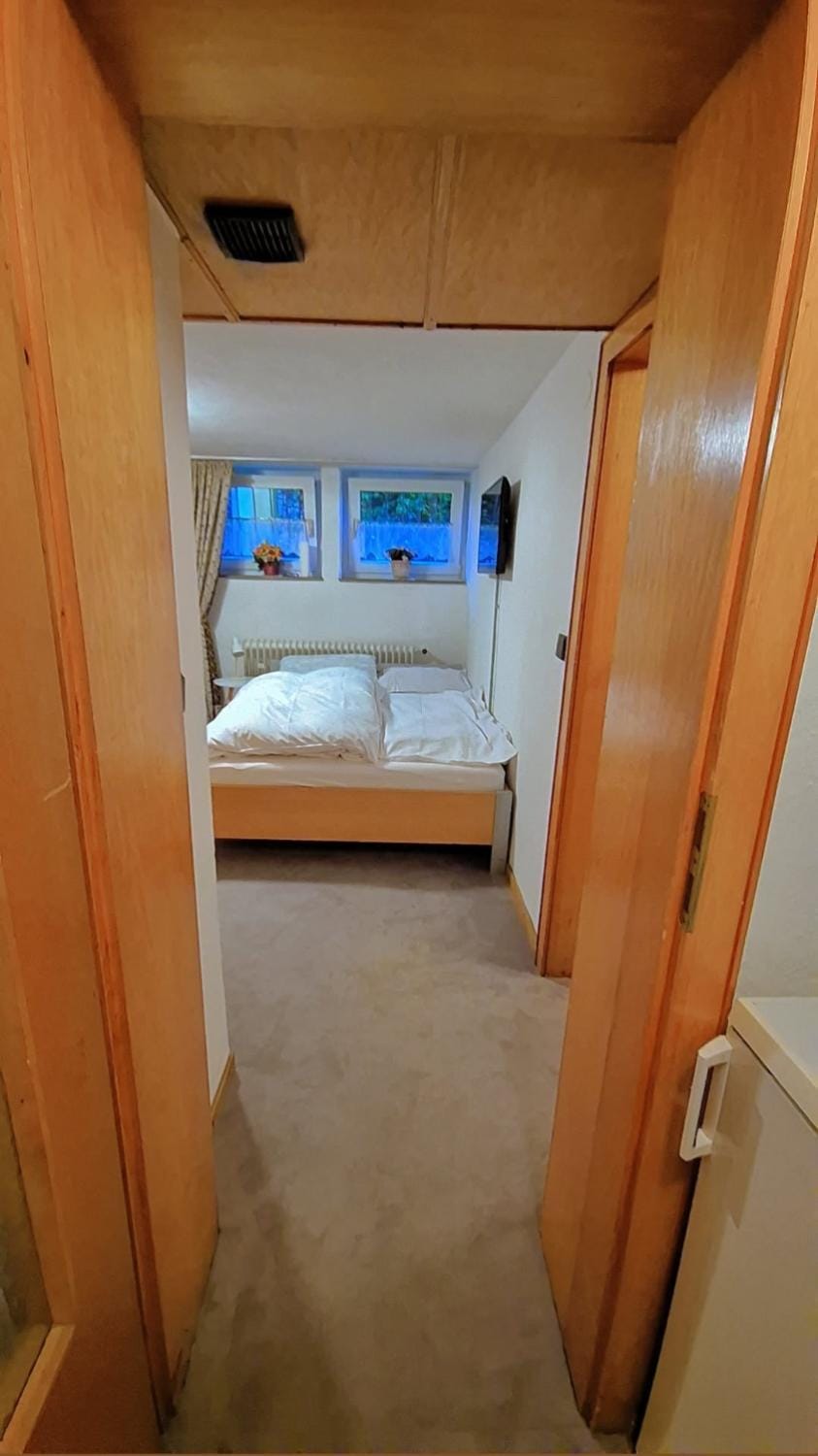 Einzelzimmer Wohnkeller in Oberhausen Alstaden für 3 Personen ohne Küche, Gefrierschrank und Mikrowelle Vorhanden!! Apartment in Oberhausen