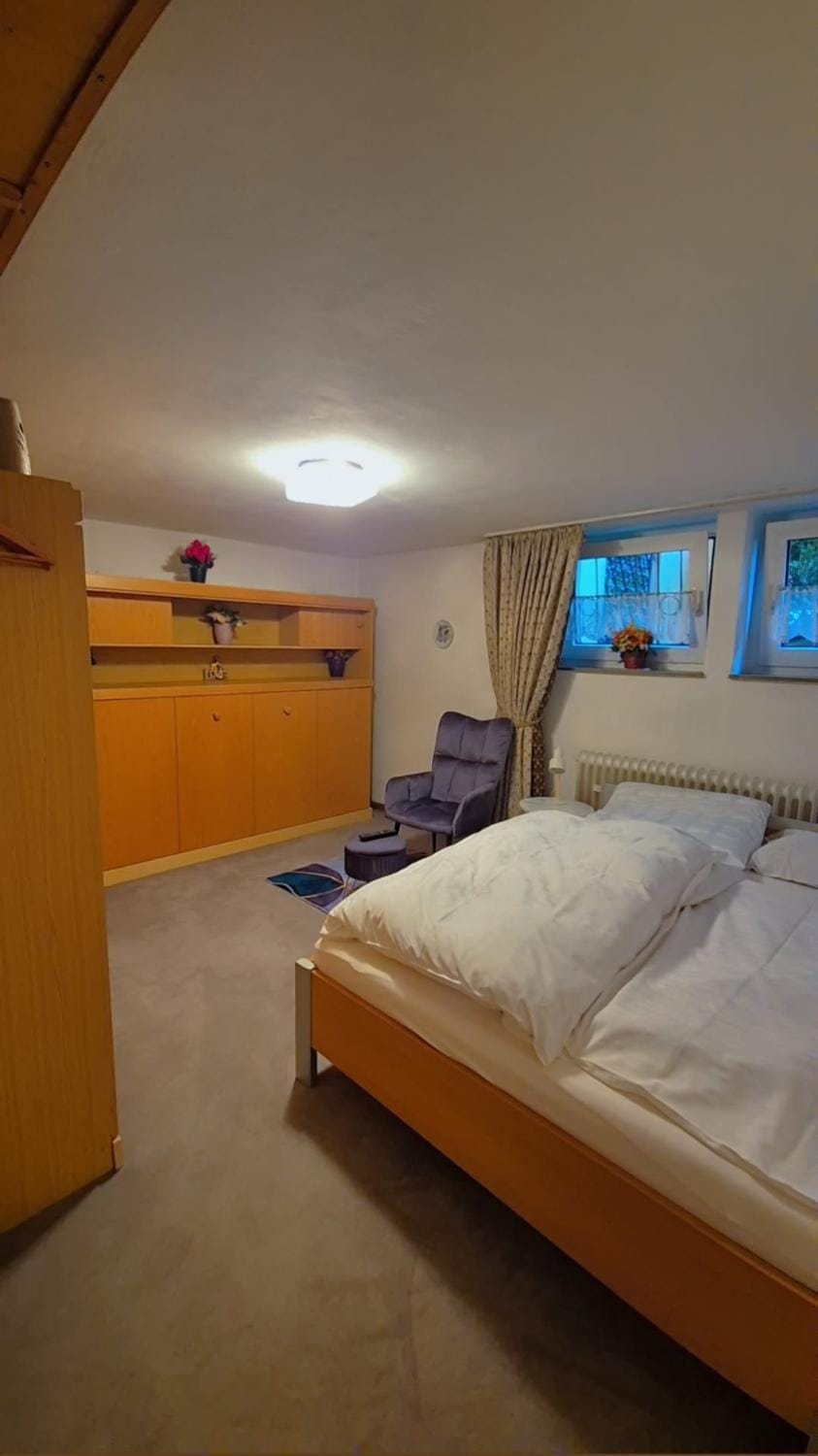 Einzelzimmer Wohnkeller in Oberhausen Alstaden für 3 Personen ohne Küche, Gefrierschrank und Mikrowelle Vorhanden!! Apartment in Oberhausen