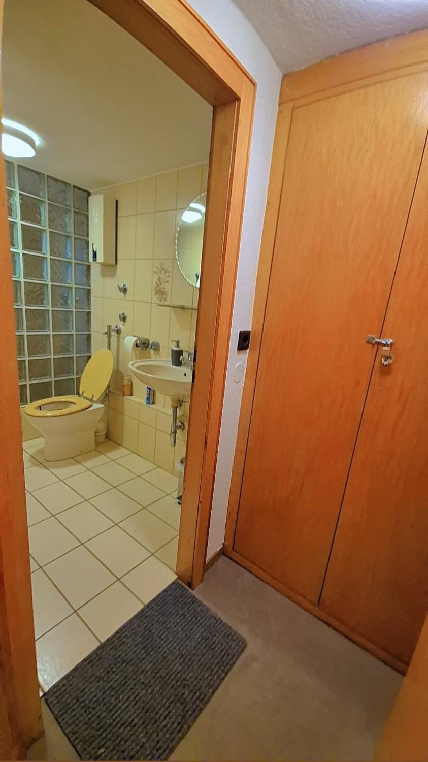 Einzelzimmer Wohnkeller in Oberhausen Alstaden für 3 Personen ohne Küche, Gefrierschrank und Mikrowelle Vorhanden!! Apartment in Oberhausen
