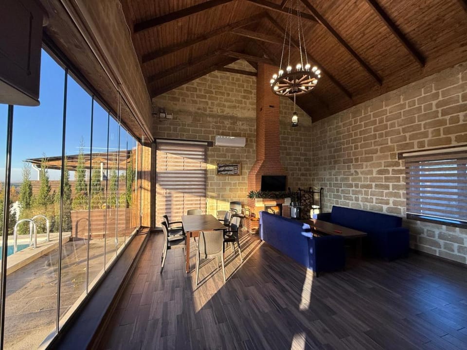 TV and multimedia, Living room, Seating area, Dining area