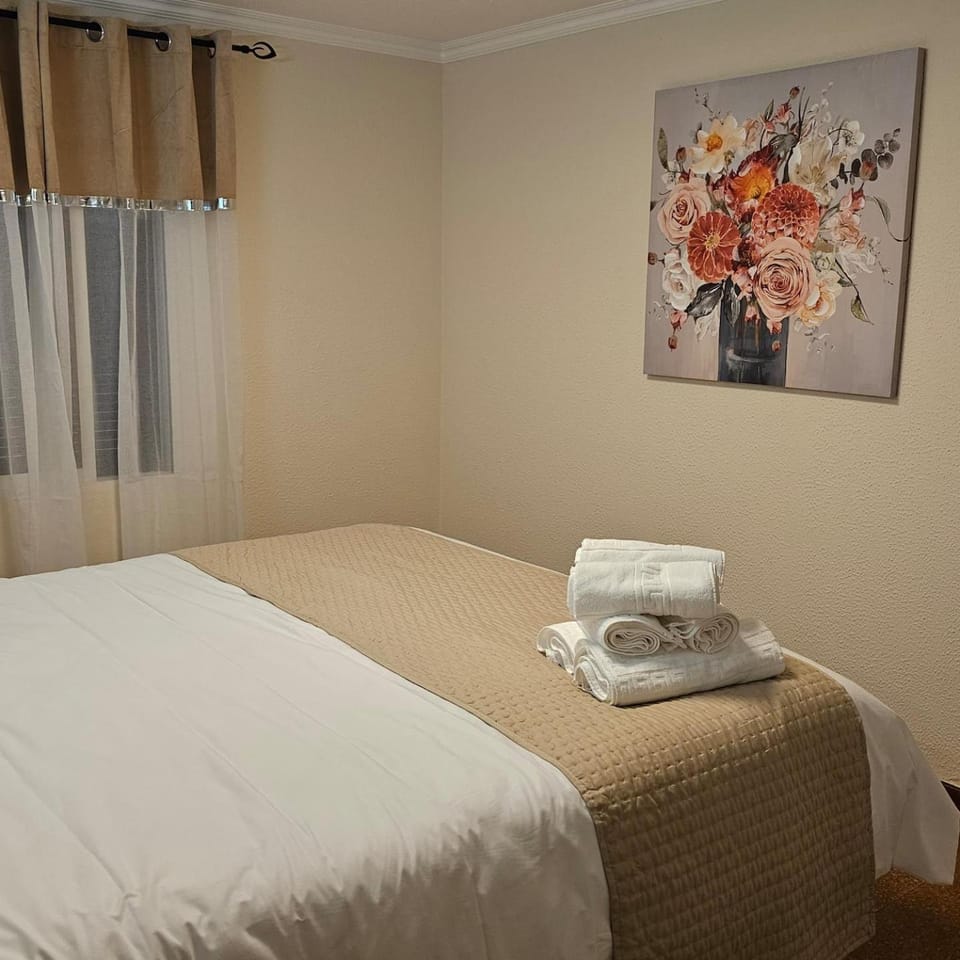Bed, Photo of the whole room, Bedroom, towels