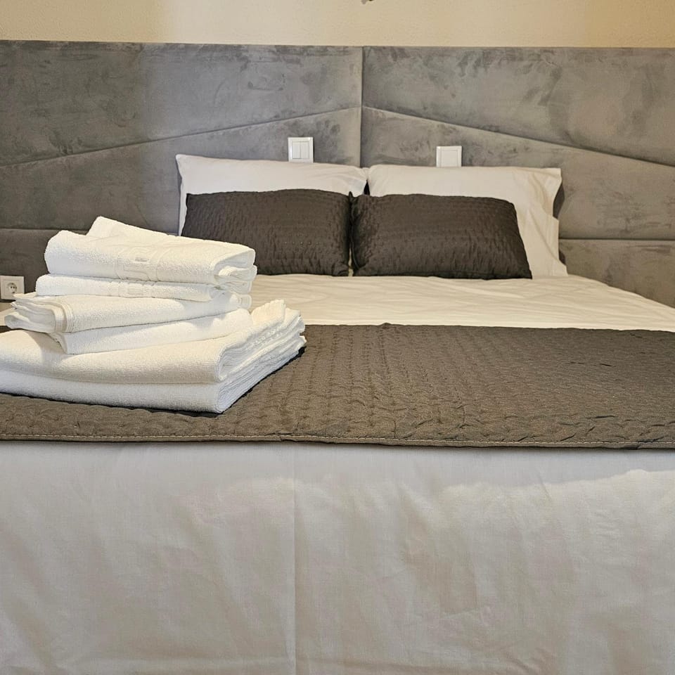 Bed, Photo of the whole room, Bedroom, towels
