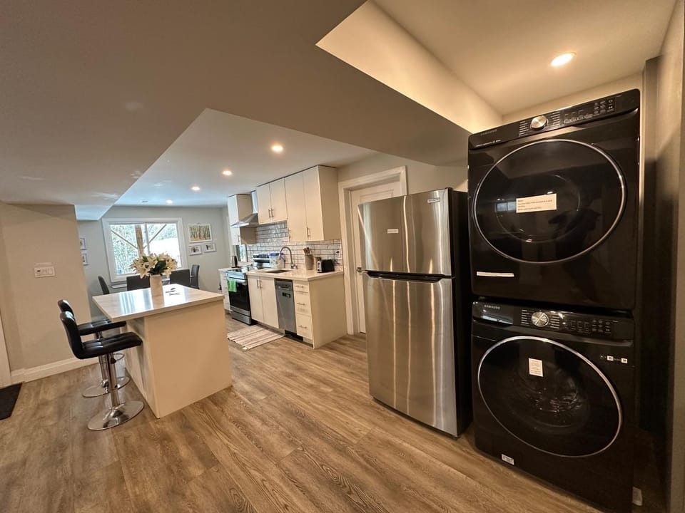 Luxurious 2 Bedroom 2 Bath Suite Near Fairview Mall & Airport, No pet allowed Apartment in Kitchener