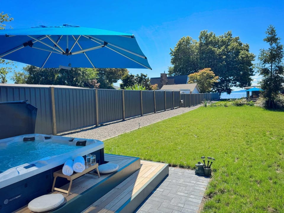 Stillwater Residence - Lakeview Serenity Retreat House in Rotorua