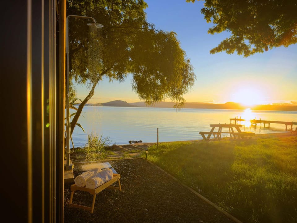 Stillwater Residence - Lakeview Serenity Retreat House in Rotorua