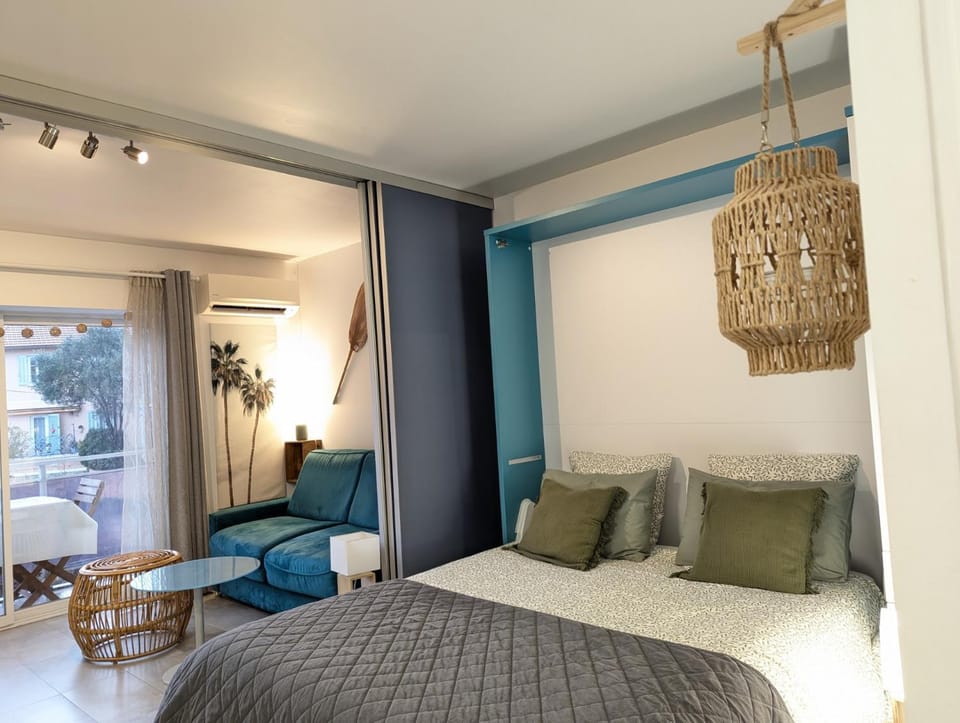 Bed, Living room, Bedroom