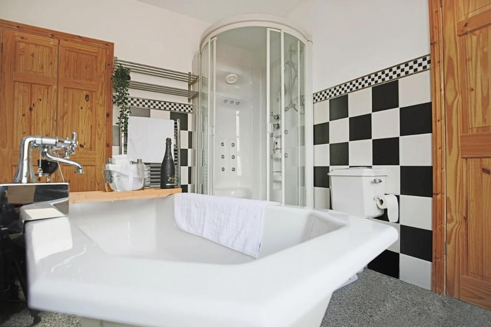 Shower, Toilet, Bathroom, Bath