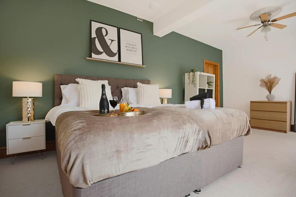 Bed, Photo of the whole room, Bedroom