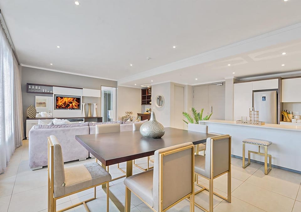 TV and multimedia, Kitchen or kitchenette, Living room, Seating area, Dining area