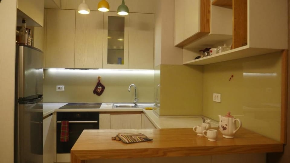 Kitchen or kitchenette, minibar